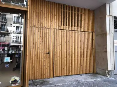 Parement bois sur porte de garage Paris