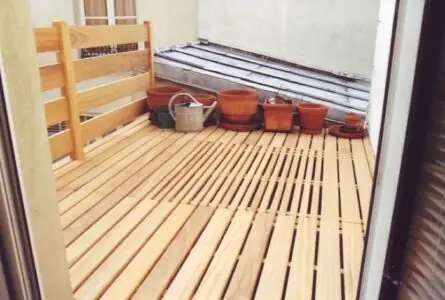 Plancher de terrasse en iroko garde-corps sur toit en pente
