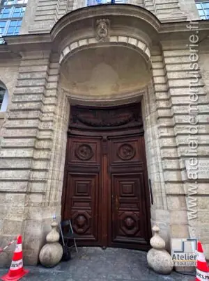 Porte cochère 68 rue François-Miron Paris 4e