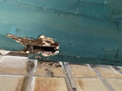 Corrosion entre équerre et traverse basse porte 23 rue Gramme