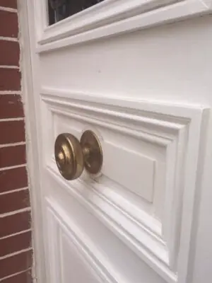 Porte 109 rue du Dessous-des-Berges détail