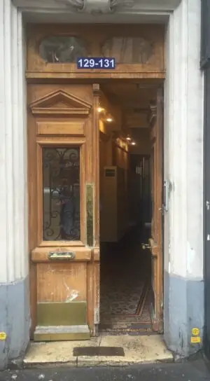 Porte chêne moulurée sur rue 129 avenue de Saint-Ouen état de la porte ancienne