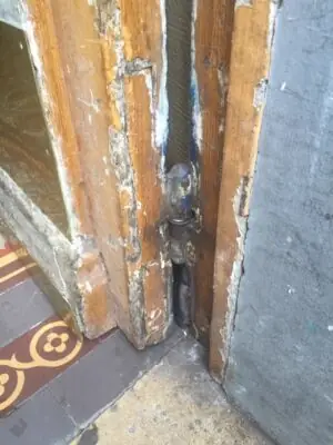 Porte chêne moulurée sur rue 129 avenue de Saint-Ouen état de la porte ancienne