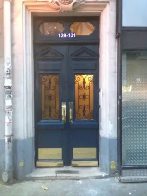 Porte chêne moulurée sur rue 129 avenue de Saint-Ouen posée