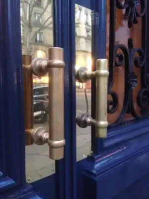 Porte chêne moulurée sur rue 129 avenue de Saint-Ouen détail poignées
