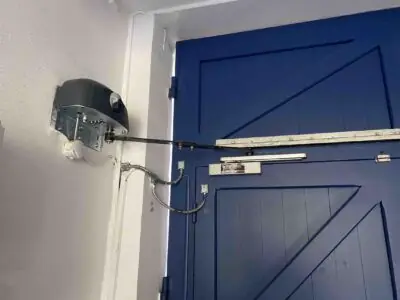 Motorisation par bras sur coulisses hautes, rue du Château-des-Rentiers, Paris 13e
