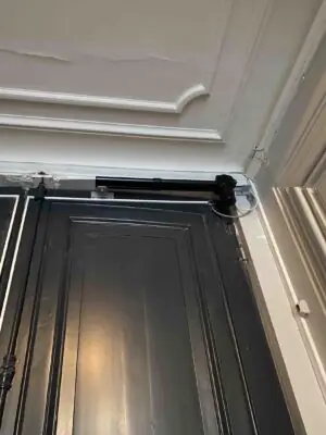 Motorisation par vérins 74 rue des Saints-Pères détail vérins hauts