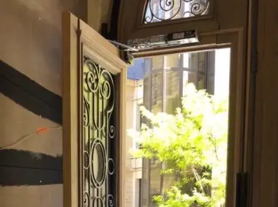 Motorisation en linteau d'une porte guichet ; le capot n'est pas en place