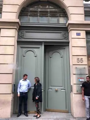 Porte cochère 55 rue de Châteaudun vue extérieure vantail de service ouvert