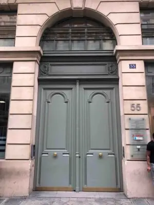 Porte cochère 55 rue de Châteaudun vue extérieure