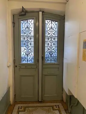 Porte 11 rue Viollet-le-Duc avant travaux vue intérieure