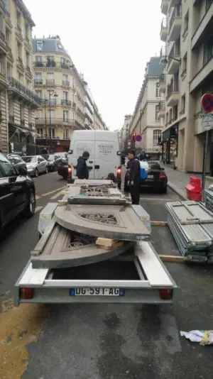 Porte cochère 111 rue de Longchamp les deux vantaux sont chargés, prêts à partir en atelier pour remise en état