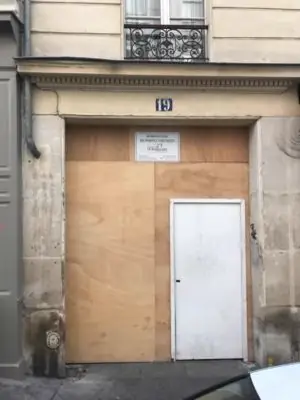 Porte cochère 19 rue des Feuillantines porte provisoire posée pendant la restauration en atelier
