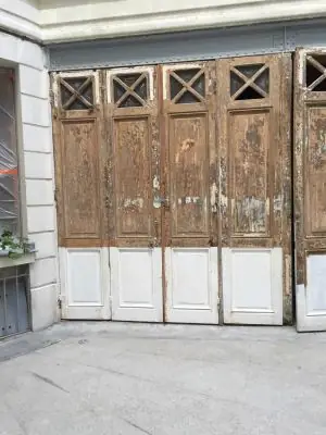 Portes de garage 3 avenue Foch Paris 16e traverse basse neuve avec impression blanche posée