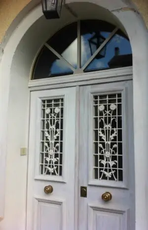 Porte pavillon moulurée deux vantaux Robien