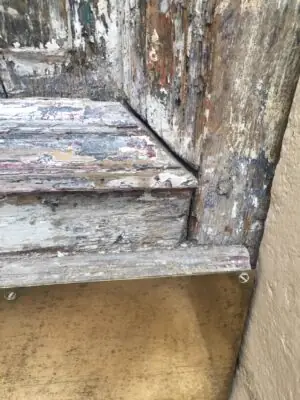 Porte sur rue, boulevard du Montparnasse Paris 6e détail des endommagements