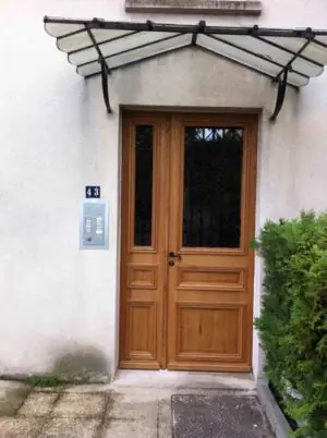 Porte sur rue Corbeillier tiercée chêne avec grilles