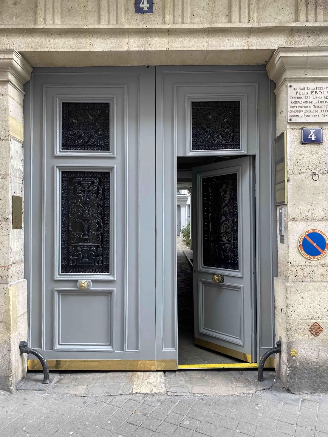 4 rue Chauveau-Lagarde Paris 8e vue extérieure du seuil surbaissé après modification avec portillon en position ouverte